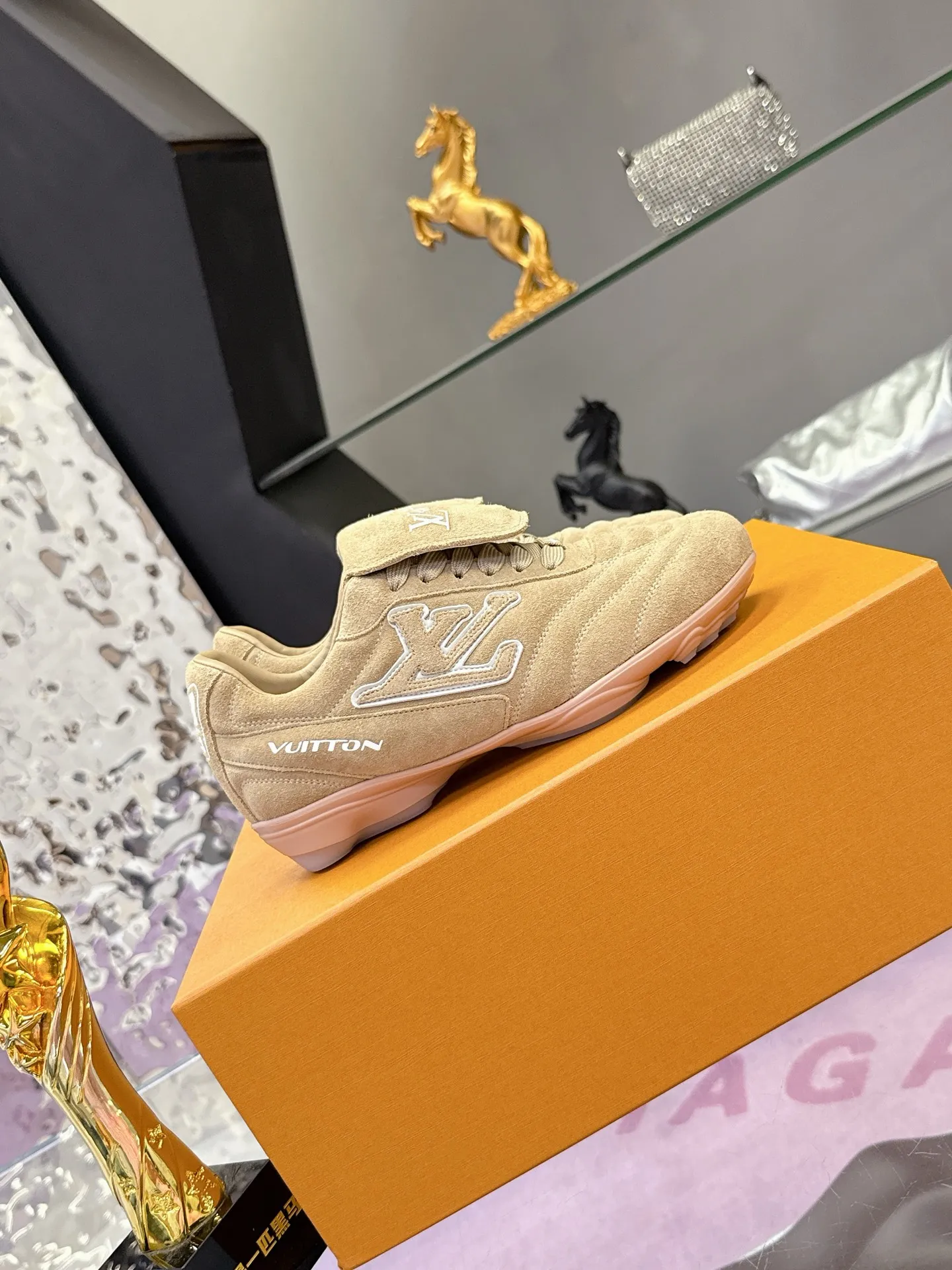 Factory price: 700💰 2025 new LV sneakers for couples, 🔥🔥🔥You will look fashionable when you wear them ❤️ LV football shoe series 💗 This Footprint Soccer sneaker was unveiled in the 2025 spring and summer series fashion show. It is the first sneaker designed by Pharrell Williams inspired by football shoes. The shoes are inspired by football, a sport that spans generations and cultures💎, echoing the theme of unity and universal participation in the 2025 spring and summer series fashion show. The shoe is known for its sleek design, with the dynamic IV Initials logo embellished on the side, the Lvers United emblem inspired by the football team on the tongue, and the sole patterned rubber sole decorated with multiple Louis Vuitton logos. Stylish and casual wear, a trend-setter in the fashion industry. Made of imported cowhide with full craftsmanship💓 Number of sizes (women’s 35-41, women’s 41 customized) (men’s 39-46, 45-46 customized)